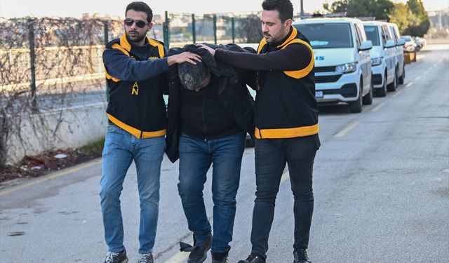 Adana'da işçi servisinin camını kaskla kıran motosikletli adli kontrol şartıyla salıverildi