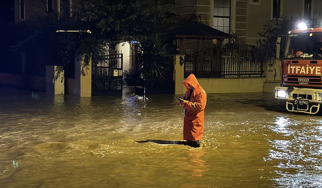 Antalya'da etkili olan fırtına ve hortum bazı ev, sera ve araçlara zarar verdi