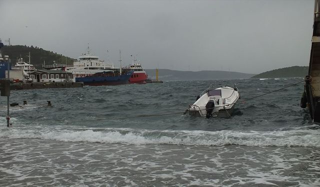 Balıkesir'de kuvvetli sağanak ve rüzgar etkili oluyor
