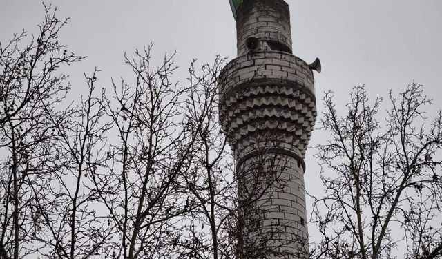 Burdur'da minarenin cam kubbesi rüzgarın etkisiyle yan yattı