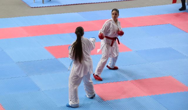 Burdur'da Üniversiteler Arası Karate Türkiye Şampiyonası başladı