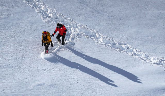 Doğa sporcuları Aladağlar'ın karla kaplı eteklerinde sınırlarını zorluyor