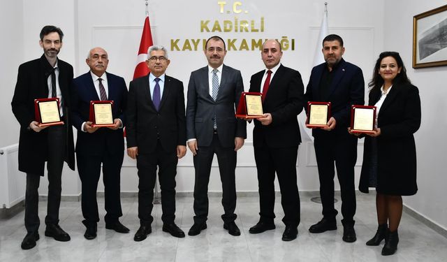 Erdinç Dolu Kadirli’de Eğitime Destek Verenlere Plaket Verdi