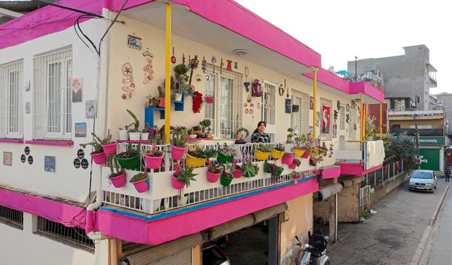 Evlerinin dış cephesini dekoratif ürünlerle donatan aile geri dönüşüme dikkati çekiyor