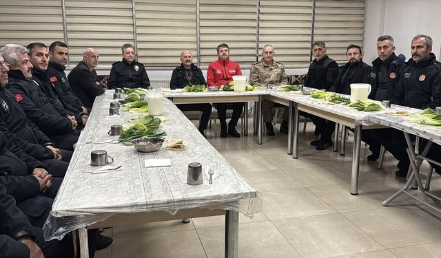 Gaziantep ve çevre illerin valileri yılbaşı gecesi görev yapan personeli ziyaret etti