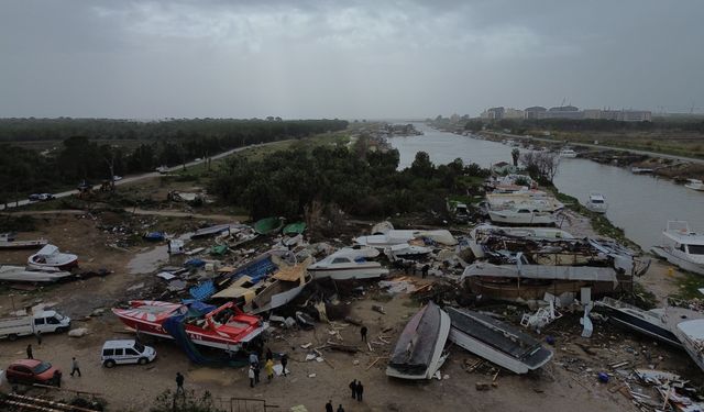 GÜNCELLEME - Antalya'nın Aksu ilçesinde çıkan hortumda bir kişi yaralandı, tekneler zarar gördü