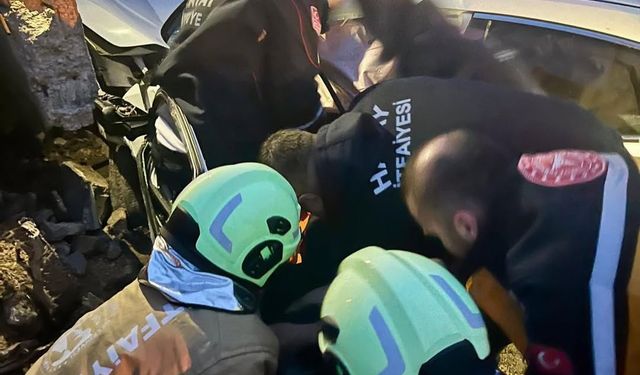 Hatay'da istinat duvarına çarpan otomobildeki 2 kişi yaralandı