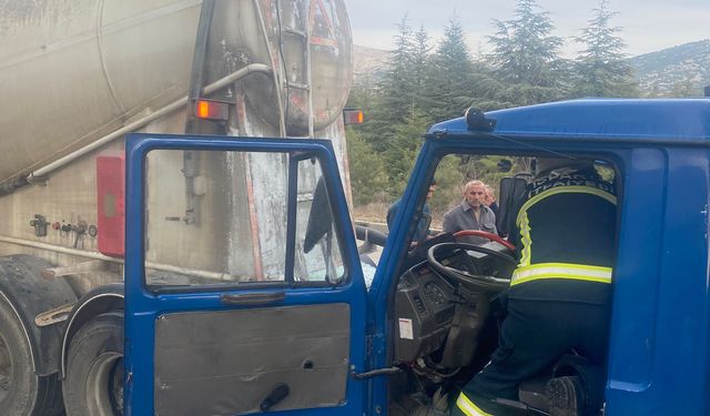 Isparta'da kamyon ile tırın çarpıştığı kazada 1 kişi yaralandı