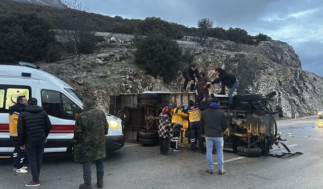 Isparta'da kamyonetin devrildiği kazada 3 kişi yaralandı