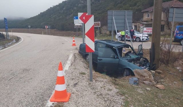 Isparta'da otomobilin yoldan çıkması sonucu 5 kişi yaralandı