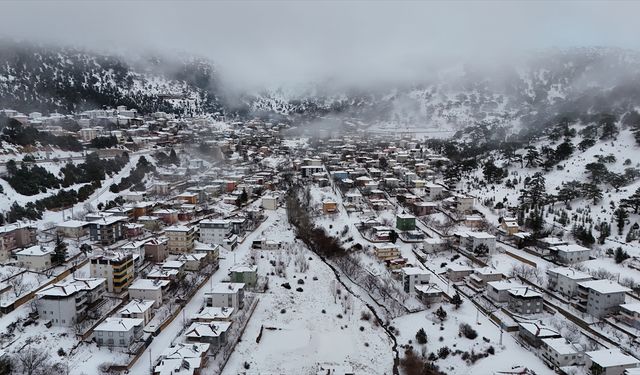 Kar yağışıyla beyaza bürünen Sertavul Yaylası dronla görüntülendi
