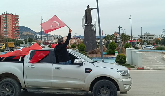 Kozan'da, terör örgütü YPG/SDG yandaşlarının Türk bayrağına saldırısına tepki