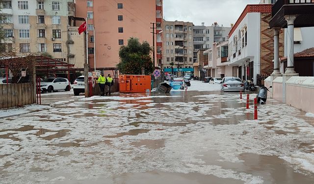 Mersin Silifke'de sağanak ve dolu etkili oluyor