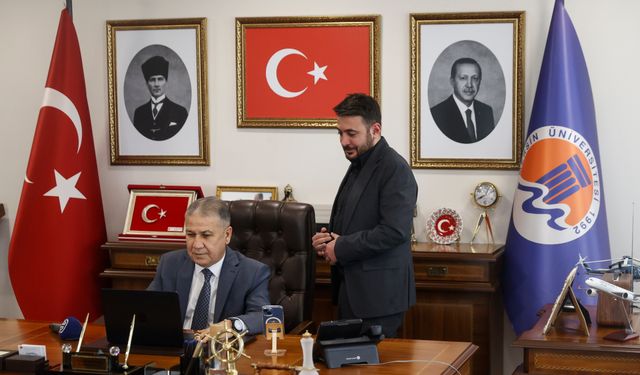 Mersin Üniversitesi Rektörü Prof. Dr. Yaşar AA'nın 'Yılın Kareleri' oylamasına katıldı