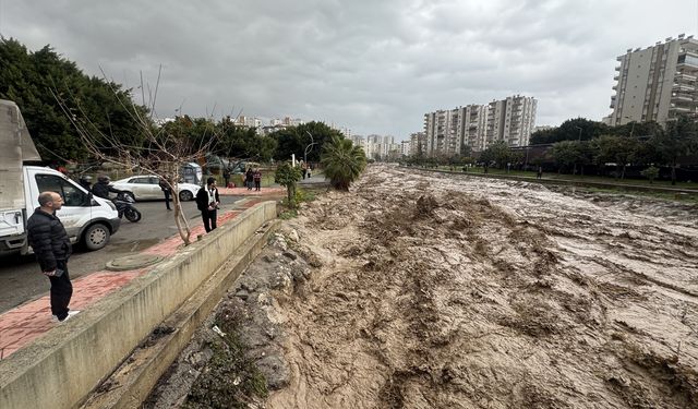 Mersin'de kuvvetli yağış hayatı olumsuz etkiliyor