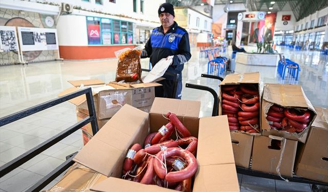Mersin'de yolcu otobüslerindeki 300 kilogram sucuk ve 2 koli çiğköfteye el konuldu