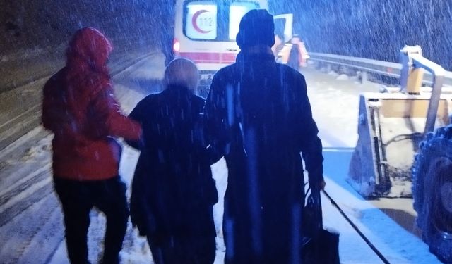 Mersin'de yolu kapanan mahalledeki hasta ekiplerin çalışmasıyla hastaneye ulaştırıldı