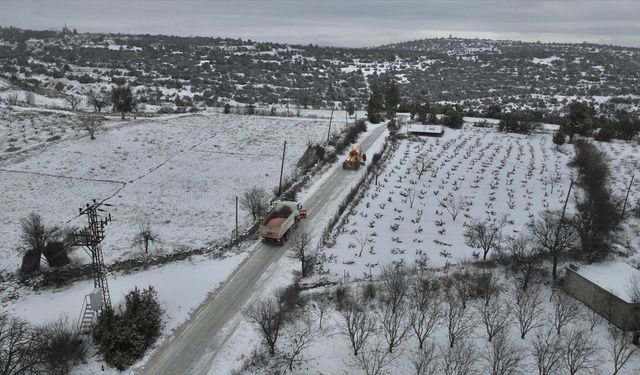Mersin'de yüksek kesimlerde karla kaplanan yollar temizlendi