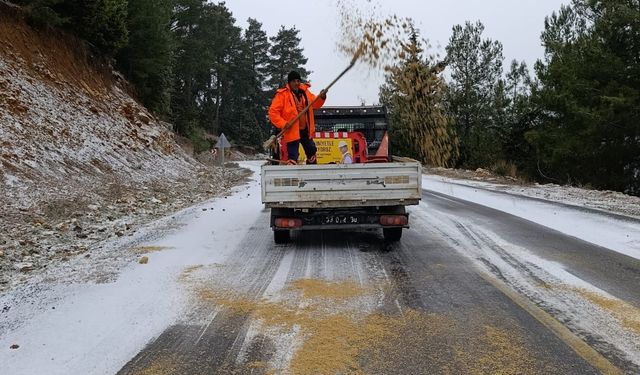Mersin'in yüksek kesimlerinde kar yağışı etkili oldu