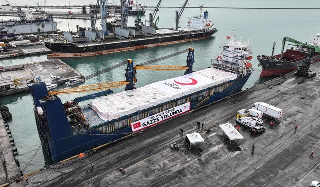 Türk Kızılayın Gazze için hazırladığı 20. 'İyilik Gemisi' Mersin Limanı'ndan uğurlandı