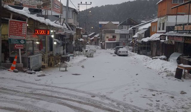 Kar Yağışı Zorkun Yaylası'nda  Etkili Oluyor