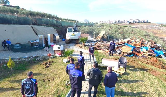 Adana'da göl kıyısındaki kaçak yapılar kaldırılıyor