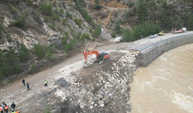 Adana'da heyelan nedeniyle trafiğe kapatılan yolda çalışmalar sürüyor