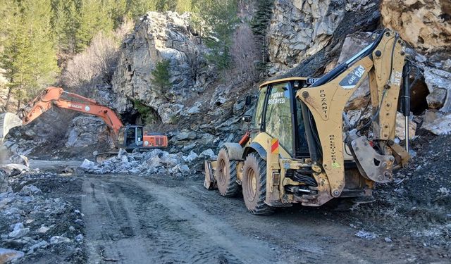 Adana'da kaya düşmesi sonucu kapanan yol yeniden ulaşıma açıldı