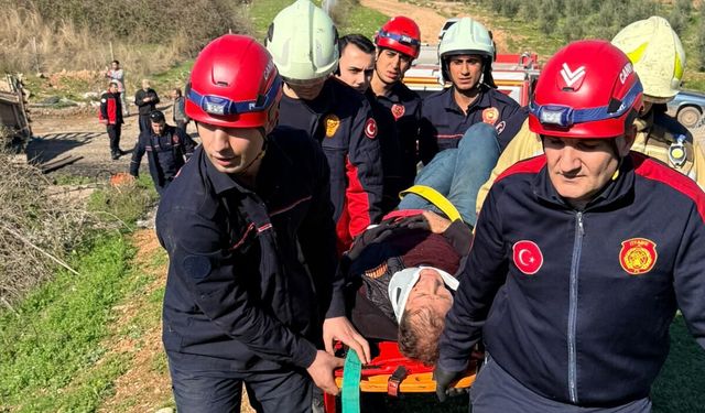 Adana'da şarampole yuvarlanan kamyonun sürücüsü yaralandı