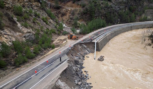 Adana'nın Saimbeyli ilçesinde sağanak nedeniyle Feke kara yolu ulaşıma kapandı