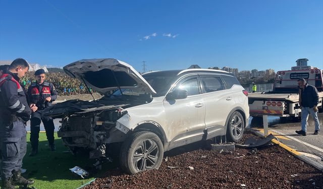 Alanya'da iki otomobilin çarpıştığı kazada 3 kişi yaralandı