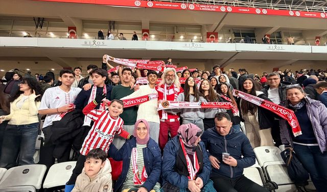 Antalya'da 80 öğrenci Antalyaspor-Samsunspor maçının ardından tribünü temizledi