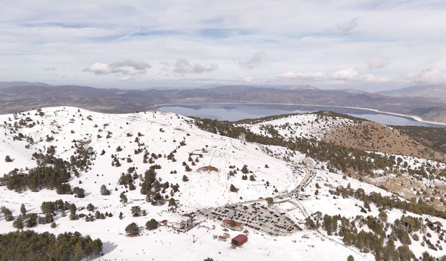 Beyaz örtü içinde Salda Gölü manzaralı kayak keyfi