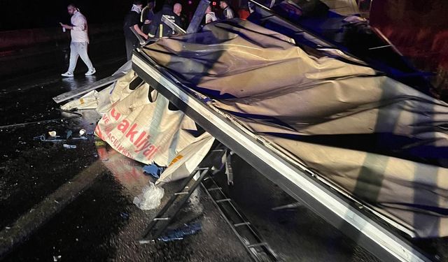 Burdur'da çekiciyle kamyonetin çarpıştığı kazada 3 kişi yaralandı