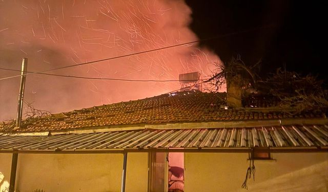 Burdur'da çıkan yangında ev kullanılmaz hale geldi