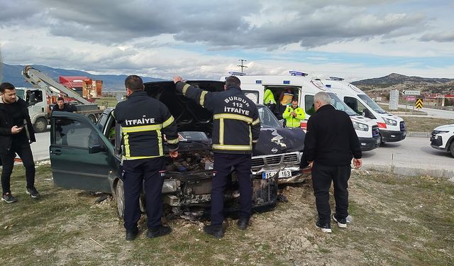Burdur'da kamyonetle otomobilin çarpıştığı kazada 3 kişi yaralandı