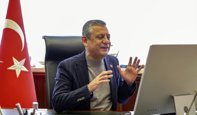 CHP Genel Başkanı Özel, fırtınada Atatürk büstünü koruyan Adanalı gençlerle görüntülü konuştu