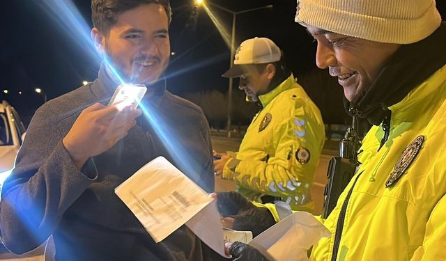 Burdur'da Bir Genç Ehliyeti Açtırmak İçin Çevirmeyi Bekledi