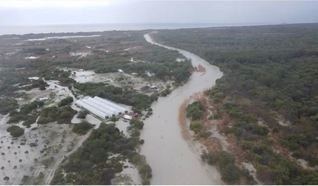 GÜNCELLEME 2 - Antalya'da kuvvetli rüzgar ve sağanak etkili oluyor