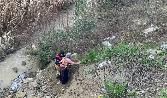 Hatay'da dereye düşen oğlağı çıkarırken mahsur kalan kişi kurtarıldı