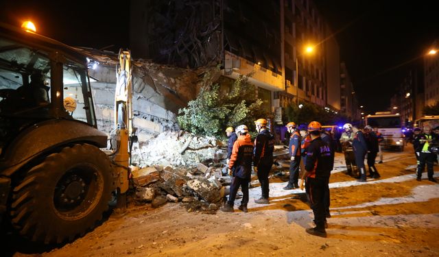 Hatay'da kontrollü yıkımına başlanan hasarlı bina çöktü