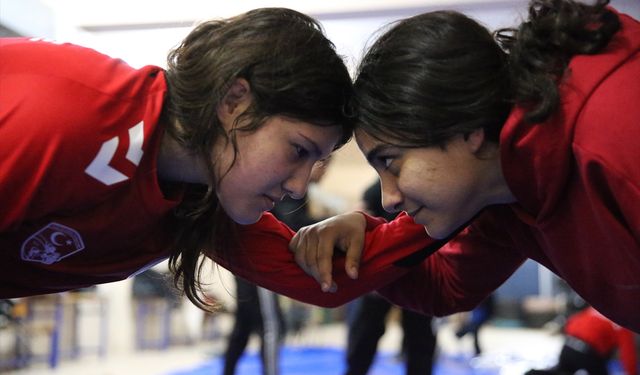 Hatay'da okuldaki kursta güreşle tanışan öğrenciler şampiyonalara hazırlanıyor
