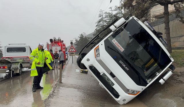 Isparta'da cezaevi nakil aracının devrildiği kazada 11 kişi yaralandı