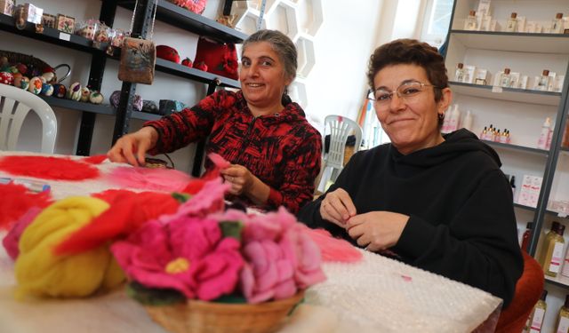 Isparta'da kooperatif çatısı altında buluşan kadınlar keçeden ürün yapıp satıyor