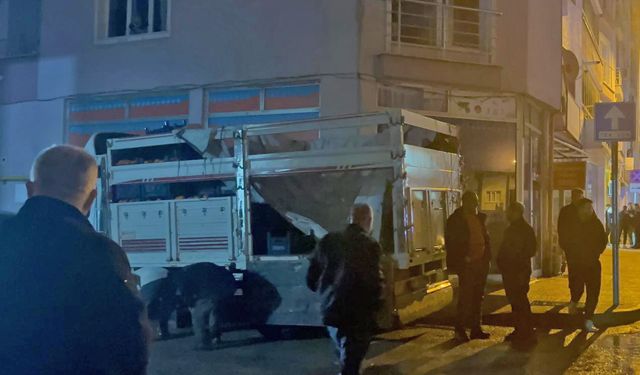 Mersin'de 4'üncü kattan kamyonet kasasına düşen çocuk ağır yaralandı