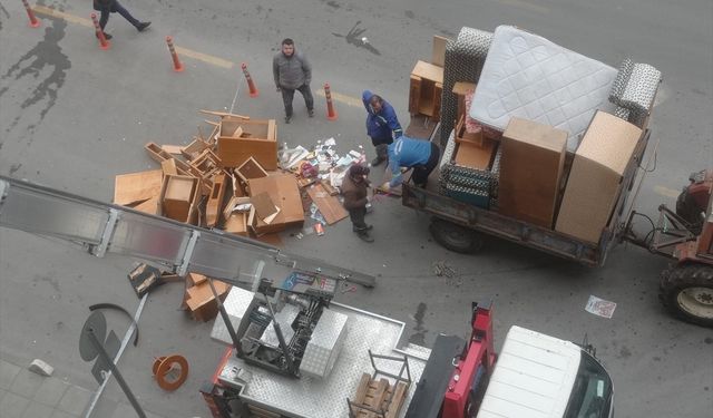 Mersin'de atık ve çöp biriktirilen ev temzilendi