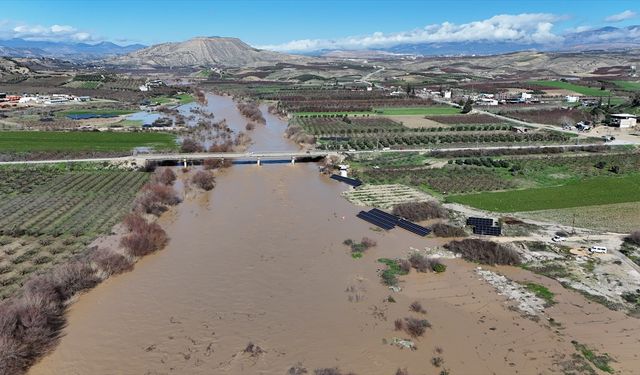 Mersin'deki Göksu Irmağı'nın artan debisi tarım alanlarına zarar verdi