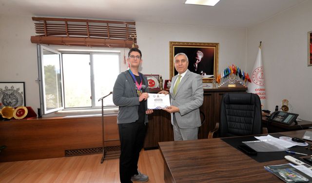 Osmaniyeli Öğrenciye Altın Başarı
