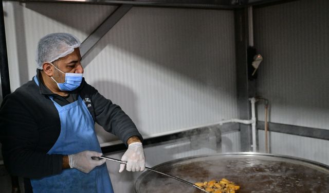 Saçaklızade Vakfı günlük 3 bin aileye iftar yemeği ulaştırıyor