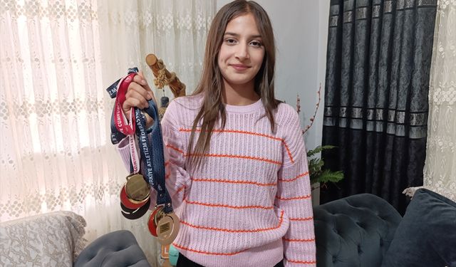 Sırıkla atlamada Türkiye rekoru kıran 13 yaşındaki Emine Elif çalışmalarının karşılığını aldı: